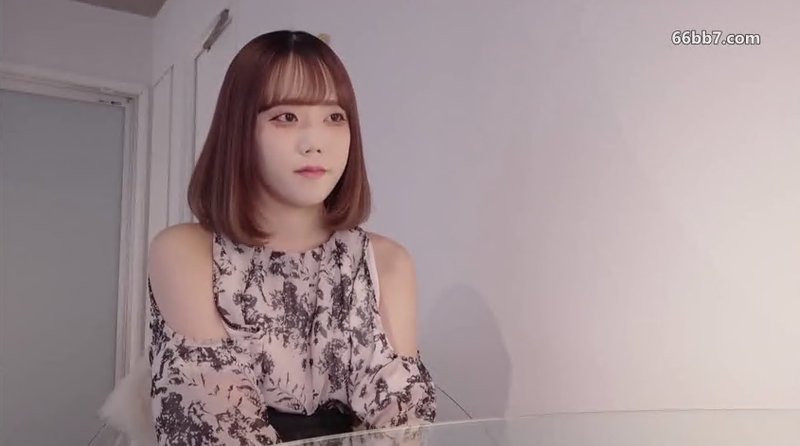 透明感满满的白皙纤瘦18岁少女。为了支持喜欢的人，和大叔进行性爱拍摄 FC2PPV-4670485